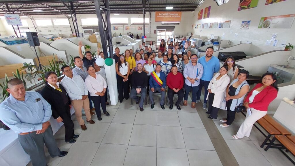 Autoridades del GAD de Cumbayá acompañan reelección de directiva del Mercado Parroquial