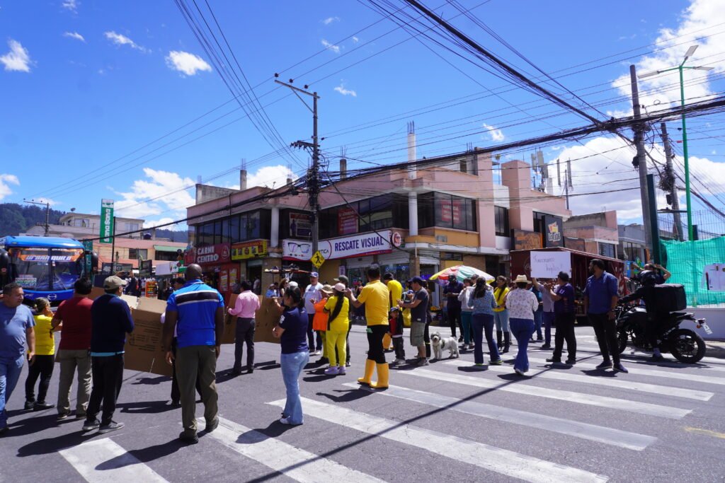 Vecinos de San Marcos exigen concluir obra a Secretarías Municipales en la calle García Moreno, centro de Cumbayá.